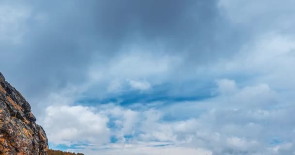夏や秋の時間に山の湖の時間の経過 野生の自然と農村のフィールド 速い雲の動き 緑の草と劇的な空 電動ドリルスライダーの動き — ストック動画