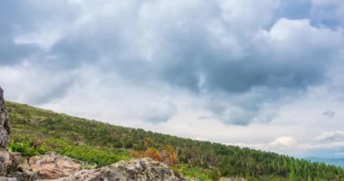 Dağ Gölü yaz ya da sonbahar zamanında zaman atlaması. Vahşi doğa ve kırsal alan. Hızlı bulutlar, yeşil çimenler ve dramatik gökyüzü. Motorlu doli kaydırma hareketi