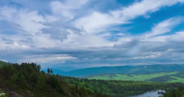 山湖时隔夏天或秋天 野生自然和农村地区 快速的云彩运动 绿草和戏剧性的天空 机动滑翔机运动 — 图库视频影像