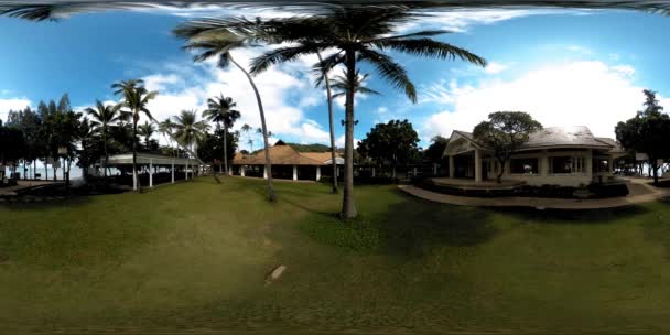エキゾチックなホテルのビーチリゾートテラス付き360 Vrコンセプト ヤシと緑の芝生のエリアの外 トロピカルヴィラリゾートエリア 青空と太陽 — ストック動画