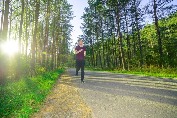 Biegacz Biegający Parku Miejskim Piękny Letni Dzień Sport Fitness Model — Zdjęcie stockowe