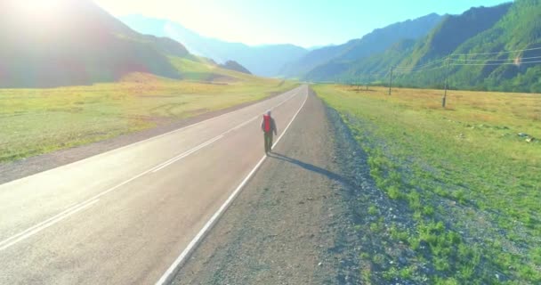 Uhd 하이킹을 관광객 아스팔트 고도의 여름에는 양지바른 여행자 — 비디오