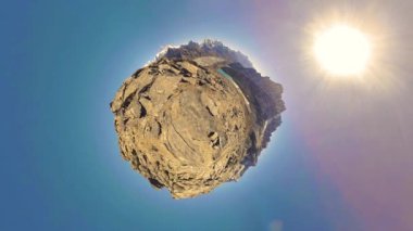 360 VR Gokyo Ri dağ tepesi. Tibet Budist bayrağı. Vahşi Himalayalar yüksek irtifa doğa ve dağ vadisi. Karla kaplı kayalık yamaçlar. Küçük gezegen dönüşümü.