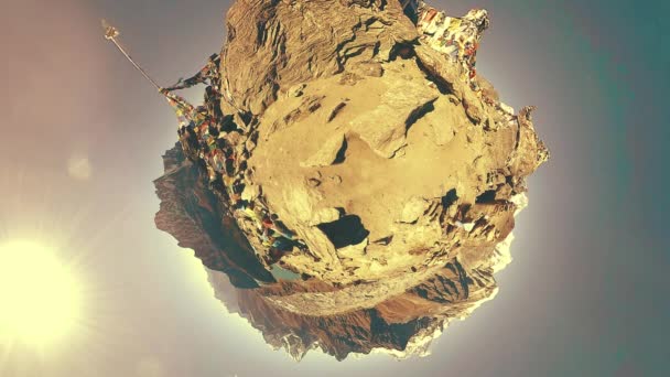 360 Vr五鏡里山の頂上 チベットの祈りの仏教の旗 野生のヒマラヤの標高の高い自然と山の谷 雪に覆われた岩の斜面 小さな惑星の変換 — ストック動画