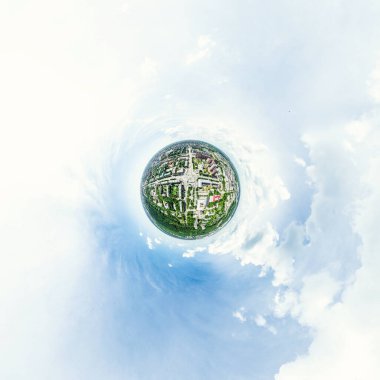 Kesişen yollar, evler, binalar, parklar, otoparklar, köprüler olan havacılık şehri manzarası. Helikopter insansız hava aracı atışı. Geniş Panoramik resim.