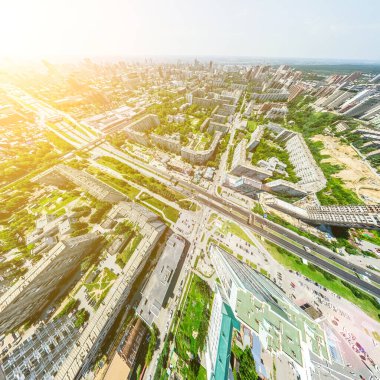 Kesişen yollar, evler, binalar, parklar, otoparklar, köprüler olan havacılık şehri manzarası. Helikopter insansız hava aracı atışı. Geniş Panoramik resim.