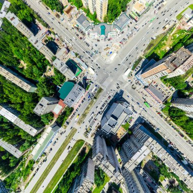 Kesişen yollar, evler, binalar, parklar, otoparklar, köprüler olan havacılık şehri manzarası. Şehir manzarası. Helikopter vuruldu. Panoramik resim.