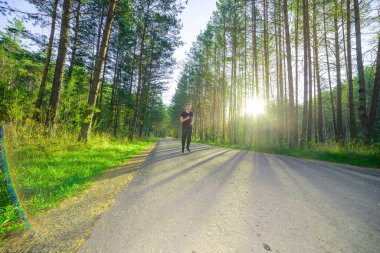 Koşan adam güzel bir yaz gününde şehir parkında koşuyor. Spor fitness modeli Kafkasya etnik köken eğitimi.