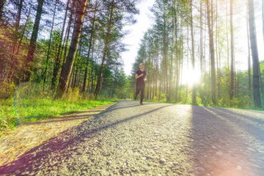 Koşan adam güzel bir yaz gününde şehir parkında koşuyor. Spor fitness modeli Kafkasya etnik köken eğitimi.