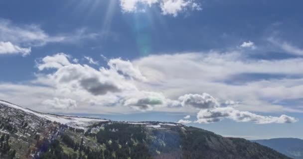 Lapso Tempo Paisagem Nublada Atrás Topo Das Montanhas Neve Pedras — Vídeo de Stock
