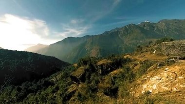 LUKLA, NEPAL - 1 ARALIK 2017: Kathmandu 'dan havaalanına uçak geliyor. Vahşi Himalayalar yüksek irtifa doğa ve dağ vadisi. Ağaçlarla kaplı kayalık yamaçlar. Trek alanı ana kampa gidiyor.
