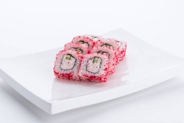 Sushi seti ve beyaz arka plan kompozisyon. Japon Gıda Restoran, sushi maki gunkan rulo levha veya plakalı ayarla.
