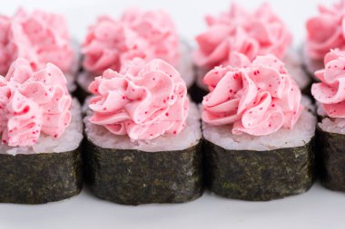 Sushi seti ve beyaz arka plan kompozisyon. Japon Gıda Restoran, sushi maki gunkan rulo levha veya plakalı ayarla.