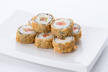 Sushi seti ve beyaz arka plan kompozisyon. Japon Gıda Restoran, sushi maki gunkan rulo levha veya plakalı ayarla.