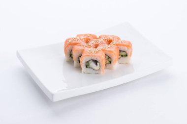 Sushi seti ve beyaz arka plan kompozisyon. Japon Gıda Restoran, sushi maki gunkan rulo levha veya plakalı ayarla.