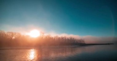 Dağ nehri zamanı yaz ya da sonbahar gündoğumunda azalır. Vahşi doğa, berrak su ve her zaman yeşil olan kırsal vadi. Güneş ışınları ve yoğun sabah sisi. Motorlu doli kaydırma hareketi