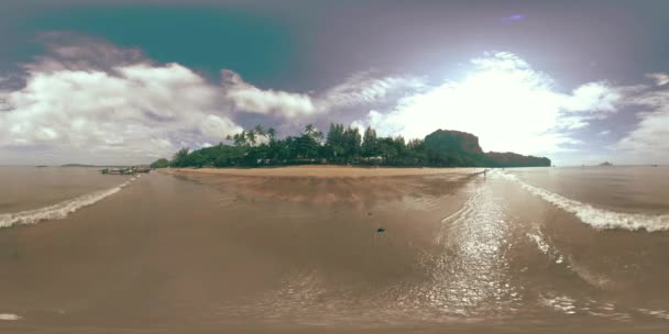 360 Piękna Plaża Piasek Morski Niebo Wielkie Słońce Chmurach Dotyka — Wideo stockowe