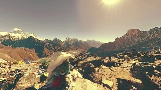 360 Gokyo Bergstopp Tibetansk Bönebuddhistisk Flagga Wild Himalaya Hög Höjd — Stockvideo