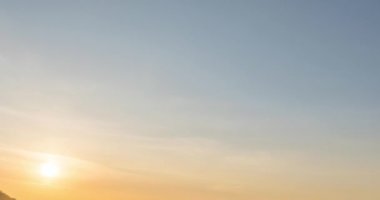 Sonbahar günbatımında 4K düz çayır zamanı. Vahşi doğa ve kırsal çimler. Güneş ışınları ve sarı çimenler. Motorlu doli kaydırma ve panorama hareketi