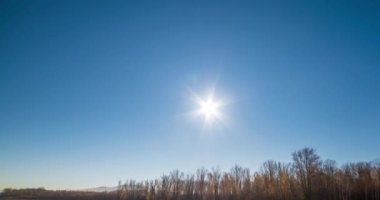 Dağ nehri zamanı yaz ya da sonbahar günbatımında azalır. Vahşi doğa, berrak su ve her zaman yeşil olan kırsal vadi. Güneş ışınları ve yoğun akşam sisi. Motorlu doli kaydırma hareketi
