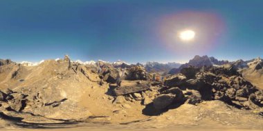 360 VR Gokyo Ri dağ tepesi. Tibet Budist bayrağı. Vahşi Himalayalar yüksek irtifa doğa ve dağ vadisi. Karla kaplı kayalık yamaçlar ve derin mavi gökyüzü