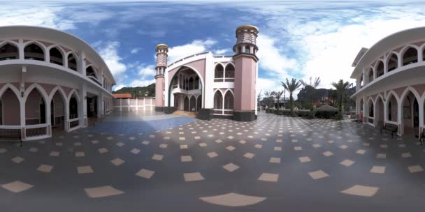 具有伊斯兰穆斯林建筑的清真寺内部广场外部的360 历史纪念碑 — 图库视频影像
