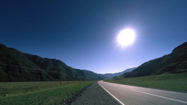 4Kuhd山路时间为夏秋日出时分 野生俄罗斯自然和农村地区 绿草场和太阳光运动 — 图库视频影像