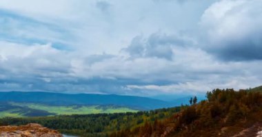 Dağ Gölü yaz ya da sonbahar zamanında zaman atlaması. Vahşi doğa ve kırsal alan. Hızlı bulutlar, yeşil çimenler ve dramatik gökyüzü. Motorlu doli kaydırma hareketi