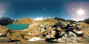 Kış mevsiminde 360 HD VR Gokyo Ri dağ gölü. Vahşi Himalayalar yüksek irtifa doğa ve dağ vadisi. Kayalık yamaçlar buzla kaplı.