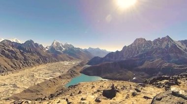 360 VR Gokyo Ri dağ tepesi. Tibet Budist bayrağı. Vahşi Himalayalar yüksek irtifa doğa ve dağ vadisi. Karla kaplı kayalık yamaçlar. Panorama kamera hareketi.