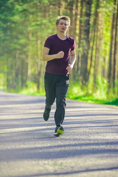 Futó Férfi Kocog Városi Parkban Gyönyörű Nyári Napon Sport Fitness — Stock Fotó