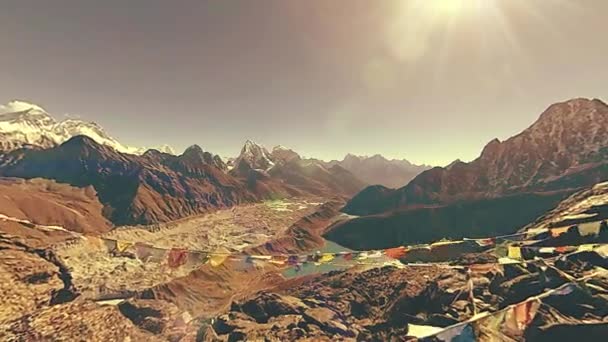 360 Vr五鏡里山の頂上 チベットの祈りの仏教の旗 野生のヒマラヤの標高の高い自然と山の谷 雪に覆われた岩の斜面 パノラマカメラの動き — ストック動画