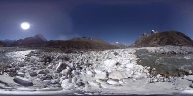Nepal 'deki Dingboche ve Pheriche köyünün 4K VR' si, Everest ana kamp alanının temel noktası. EBC. Himalayalar 'da dağ yürüyüşü yolunda budist bir ahmak..