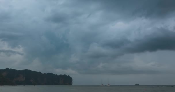 Kumsalda Teknelerle Deniz Manzarasında Yağmur Bulutları Hızlanıyor Rüzgarlı Hava Dramatik — Stok video