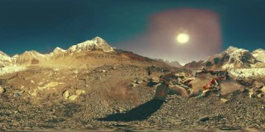 Everest Üssü 'nün 360 vr panoramik görüntüsü. Everest Dağı, güzel gökyüzü ve Khumbu buzulu. Khumbu Vadisi, Sagarmatha Ulusal Parkı, Himalayalar 'ın Nepal' i. EBC iz yolunun bitiş noktası