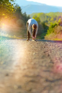 Koşan adam güzel bir yaz gününde kırsal alanda koşuyor. Spor fitness modeli Kafkasya etnik köken eğitimi.