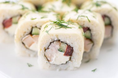 Sushi seti ve beyaz arka plan kompozisyon. Japon Gıda Restoran, sushi maki gunkan rulo levha veya plakalı ayarla.