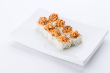 Sushi seti ve beyaz arka plan kompozisyon. Japon Gıda Restoran, sushi maki gunkan rulo levha veya plakalı ayarla.