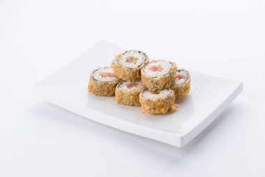 Sushi seti ve beyaz arka plan kompozisyon. Japon Gıda Restoran, sushi maki gunkan rulo levha veya plakalı ayarla.