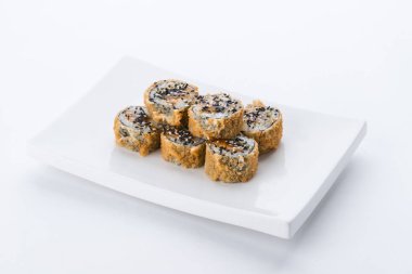Sushi seti ve beyaz arka plan kompozisyon. Japon Gıda Restoran, sushi maki gunkan rulo levha veya plakalı ayarla.