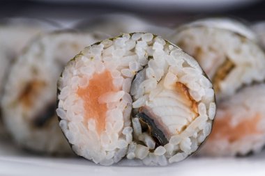 Sushi seti ve beyaz arka plan kompozisyon. Japon Gıda Restoran, sushi maki gunkan rulo levha veya plakalı ayarla.
