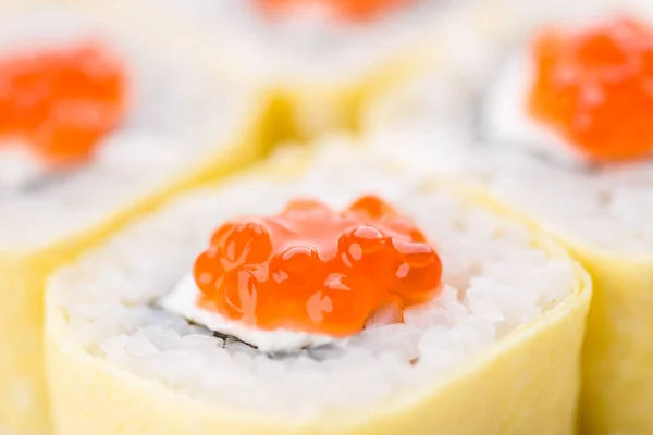 寿司セットと白い背景で構成 日本食レストラン 寿司巻軍艦ロール プレートまたは大皿セット — ストック写真