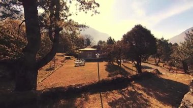LUKLA, NEPAL - 1 Aralık 2017: Uçak havalanıp Katmandu 'ya uçtu. Vahşi Himalayalar yüksek irtifa doğa ve dağ vadisi. Ağaçlarla kaplı kayalık yamaçlar. Everest 'in ana kampına gezi alanı.