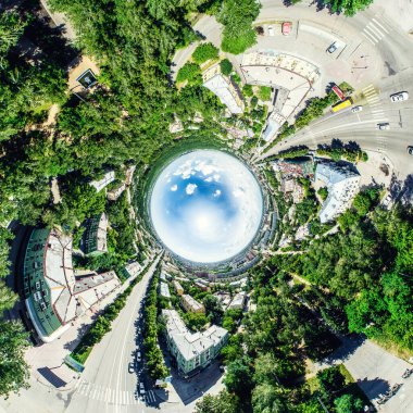 Kesişen yollar, evler, binalar, parklar, otoparklar, köprüler olan havacılık şehri manzarası. Helikopter insansız hava aracı atışı. Geniş Panoramik resim.