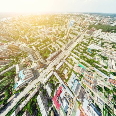 Kesişen yollar, evler, binalar, parklar, otoparklar, köprüler olan havacılık şehri manzarası. Helikopter insansız hava aracı atışı. Geniş Panoramik resim.