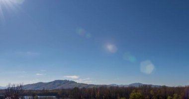 Sonbahar günbatımında 4k dağlık çayır zamanı. Vahşi doğa ve çim tarlasında kırsal samanlıklar. Akşam sisi, güneş ışınları ve ağaçlar. Motorlu doli kaydırıcı