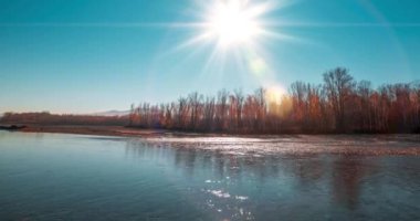 Dağ nehri zamanı yaz ya da sonbahar günbatımında azalır. Vahşi doğa, berrak su ve her zaman yeşil olan kırsal vadi. Güneş ışınları ve yoğun akşam sisi. Motorlu doli kaydırma hareketi