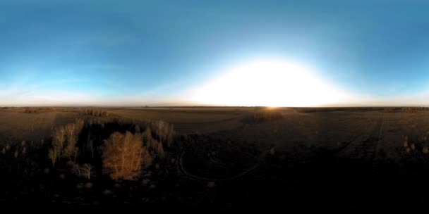 360 Flygbilder Lågt Flyg Ovanför Det Lantliga Sommarlandskapet Med Oändliga — Stockvideo