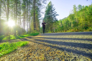 Koşan adam güzel bir yaz gününde şehir parkında koşuyor. Spor fitness modeli Kafkasya etnik köken eğitimi.