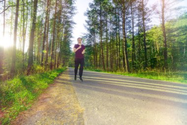 Koşan adam güzel bir yaz gününde şehir parkında koşuyor. Spor fitness modeli Kafkasya etnik köken eğitimi.